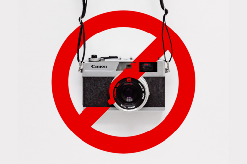 Fotoapparat med forbudskilt over